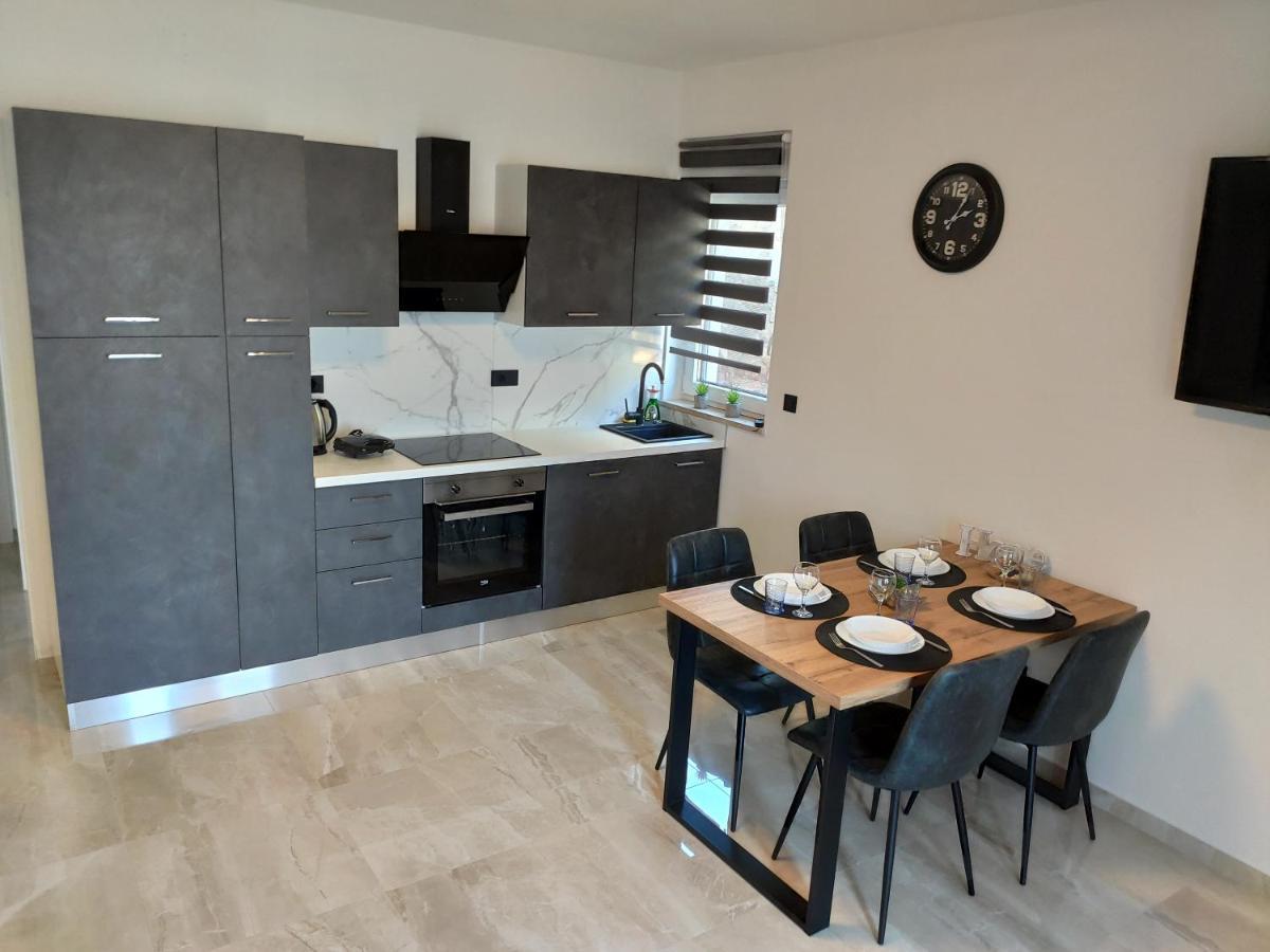 Apartments Pina Kornić 部屋 写真
